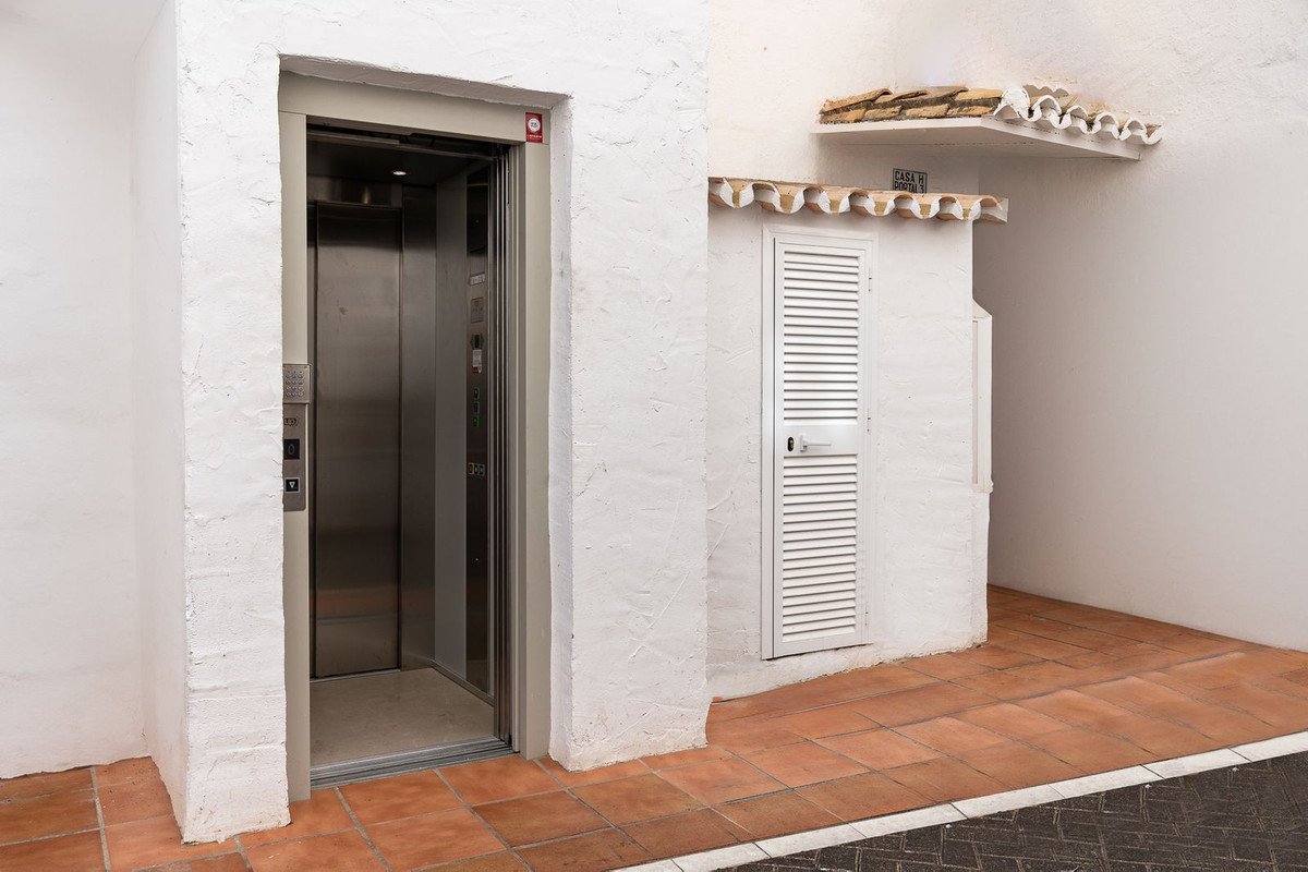 2 Bed Middle Floor Apartment in Puerto Banús