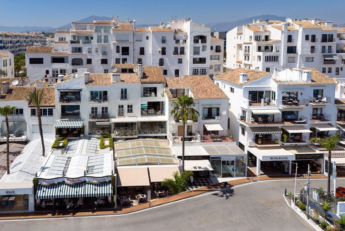 2 Bed Middle Floor Apartment in Puerto Banús