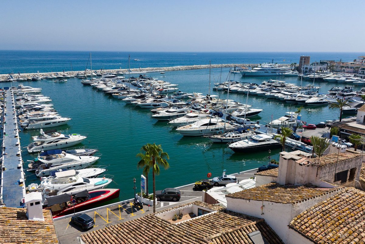 2 Bed Middle Floor Apartment in Puerto Banús