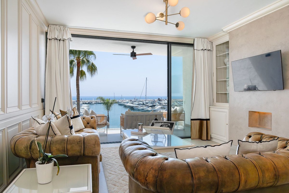 2 Bed Middle Floor Apartment in Puerto Banús