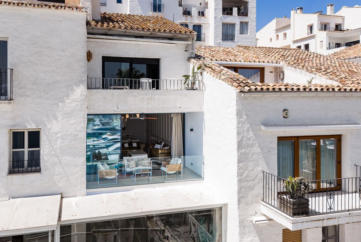 2 Bed Middle Floor Apartment in Puerto Banús