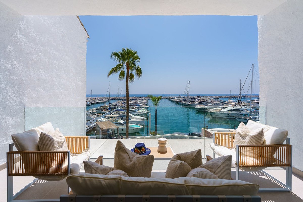 2 Bed Middle Floor Apartment in Puerto Banús