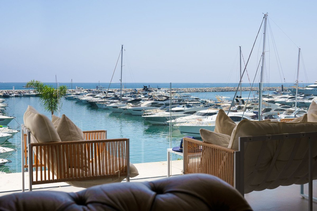 2 Bed Middle Floor Apartment in Puerto Banús