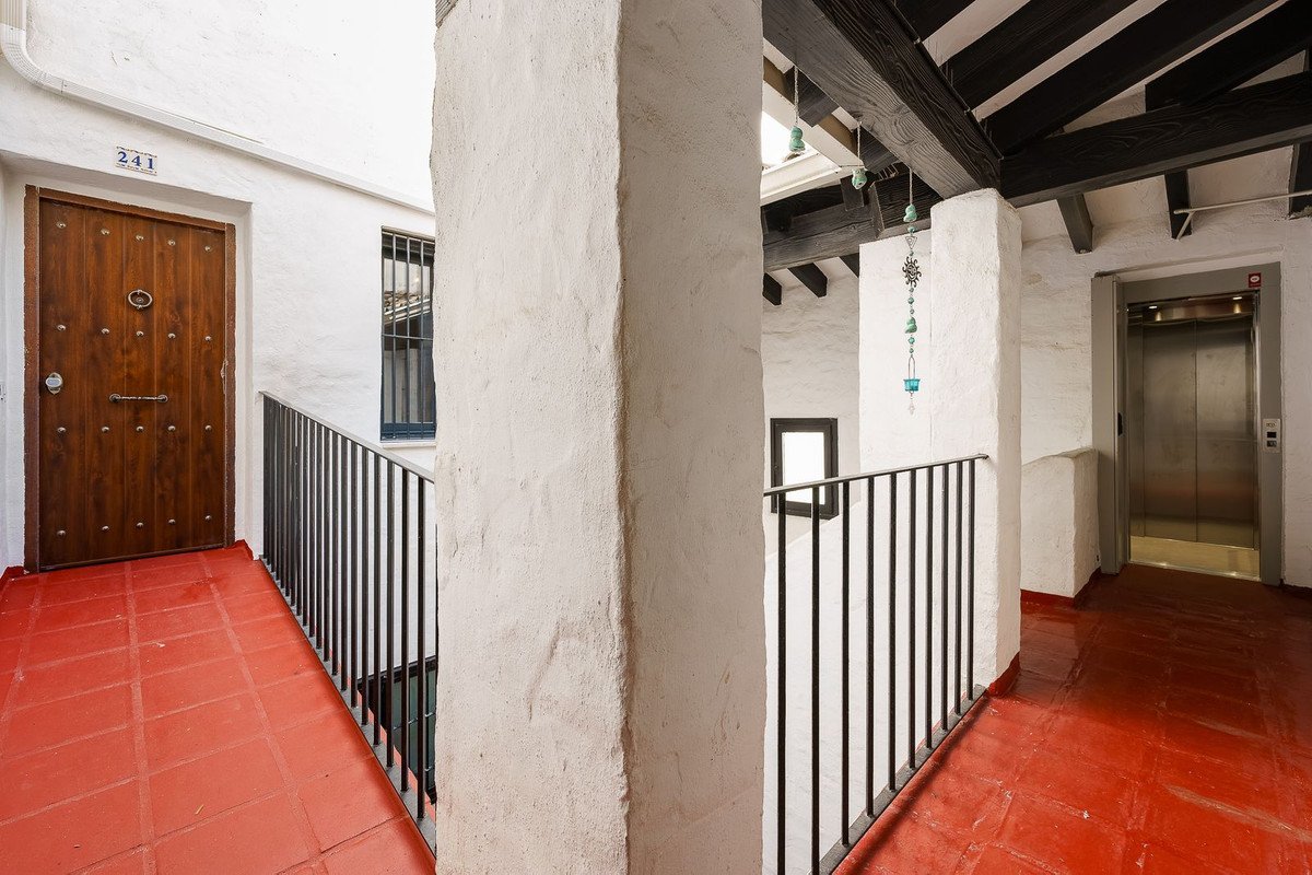 2 Bed Middle Floor Apartment in Puerto Banús