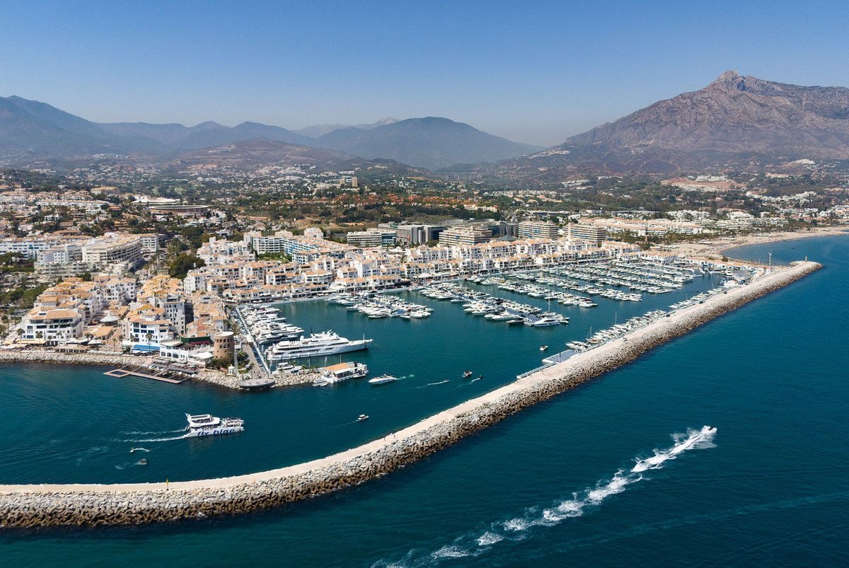 2 Bed Middle Floor Apartment in Puerto Banús
