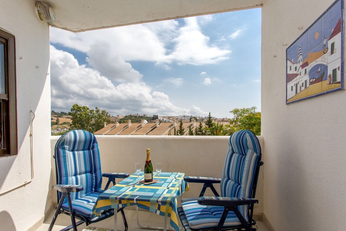 2 Bed Middle Floor Apartment in Estepona