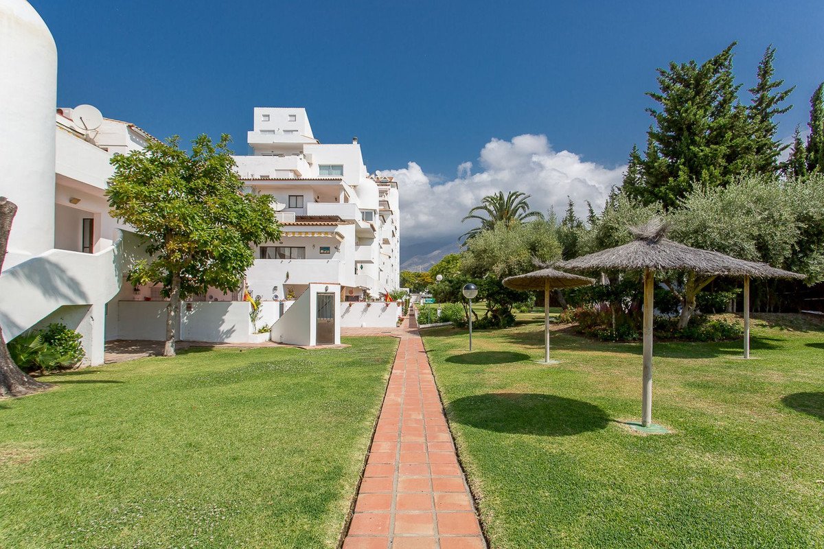2 Bed Middle Floor Apartment in Estepona