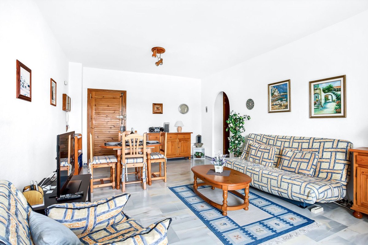2 Bed Middle Floor Apartment in Estepona