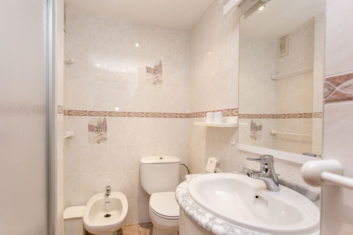 2 Bed Middle Floor Apartment in Estepona