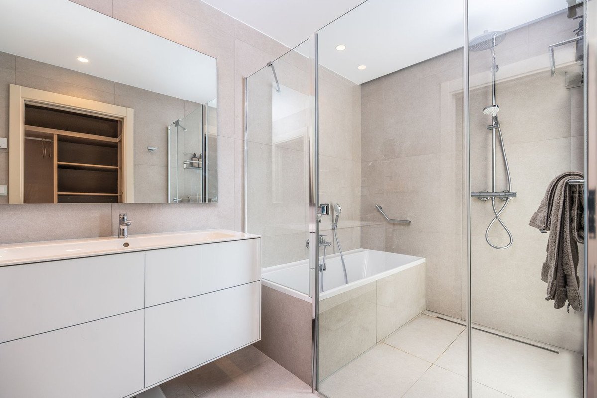 3 Bed Middle Floor Apartment in Estepona