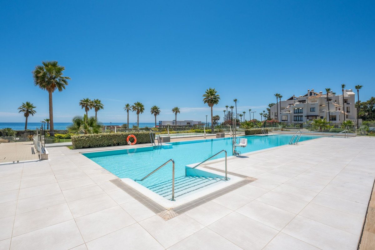 3 Bed Middle Floor Apartment in Estepona