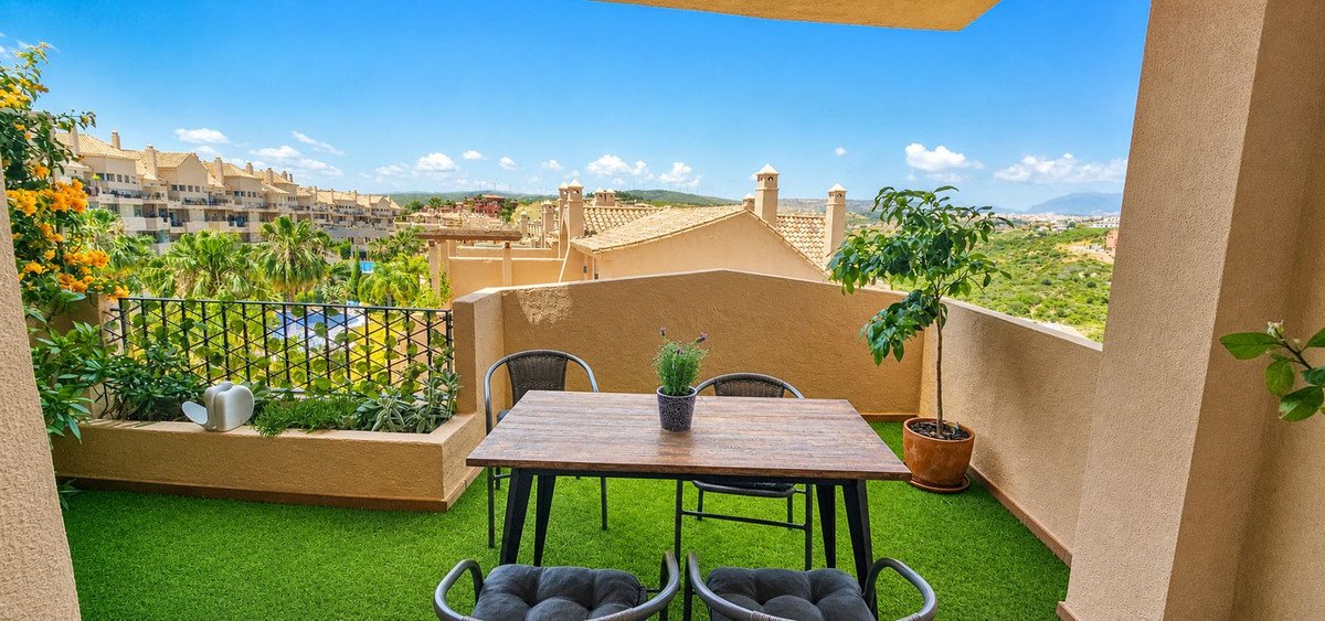 2 Bed Middle Floor Apartment in La Duquesa