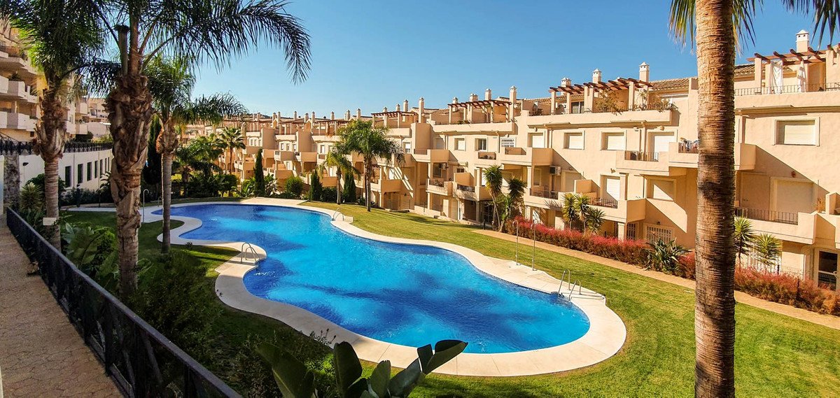 2 Bed Middle Floor Apartment in La Duquesa