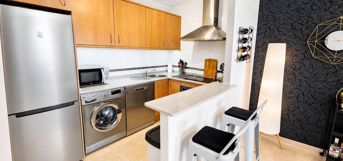 2 Bed Middle Floor Apartment in La Duquesa