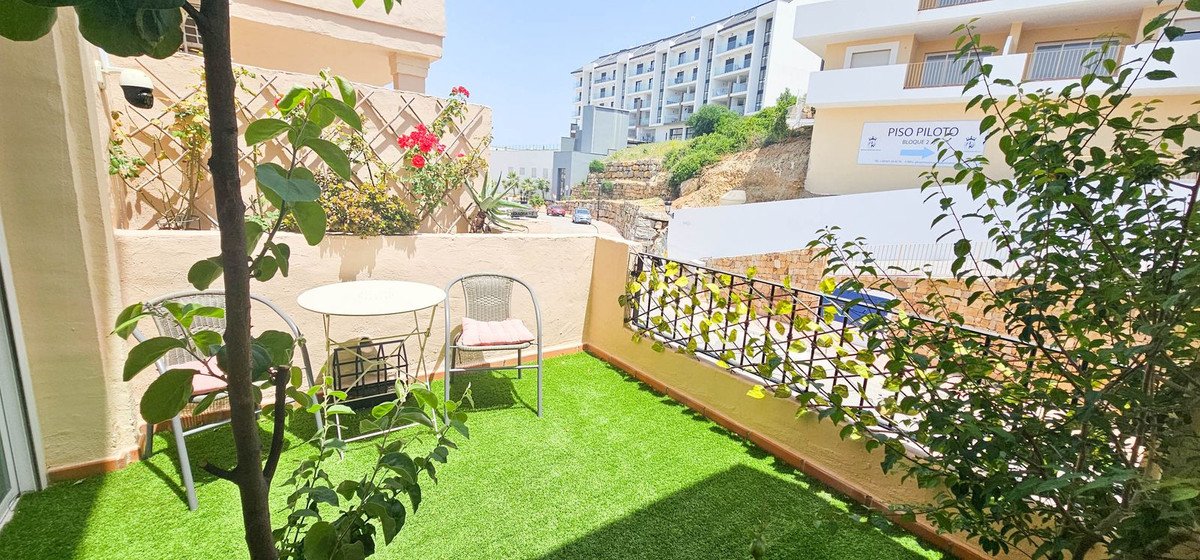 2 Bed Middle Floor Apartment in La Duquesa
