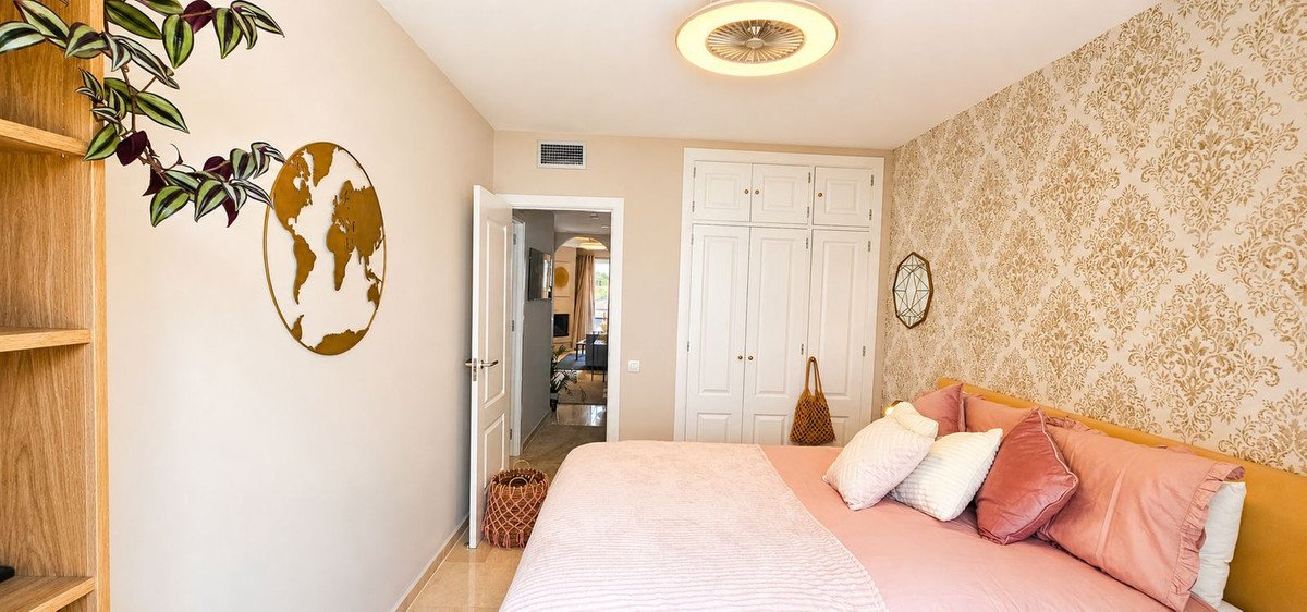 2 Bed Middle Floor Apartment in La Duquesa
