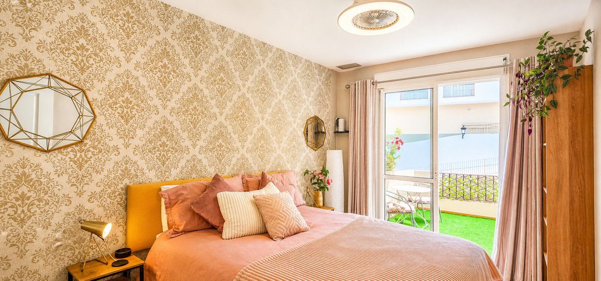 2 Bed Middle Floor Apartment in La Duquesa