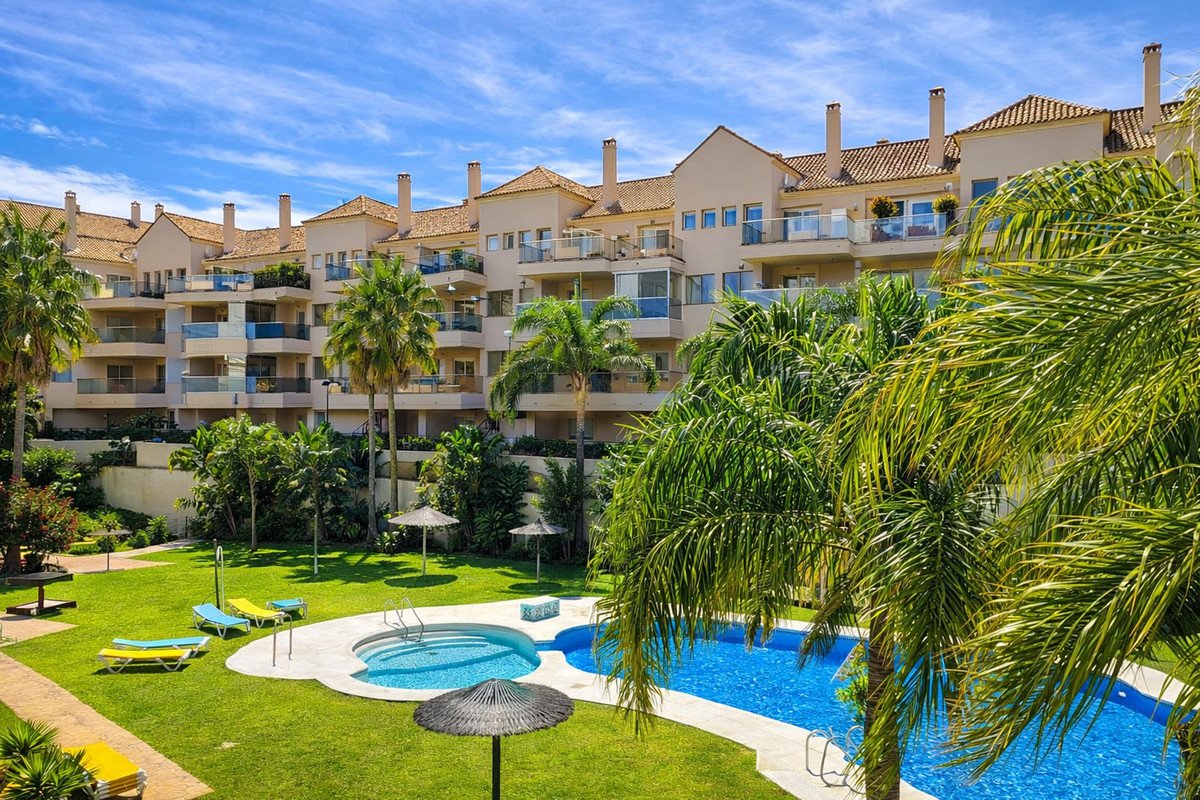 2 Bed Middle Floor Apartment in La Duquesa