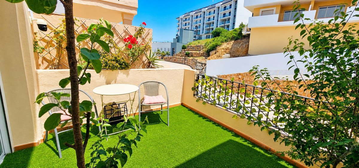2 Bed Middle Floor Apartment in La Duquesa