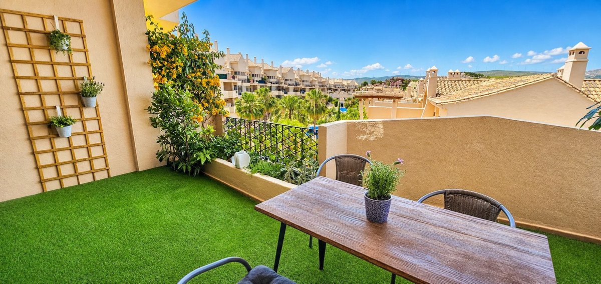 2 Bed Middle Floor Apartment in La Duquesa