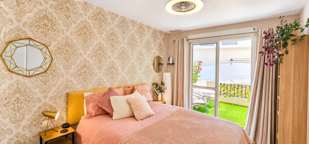 2 Bed Middle Floor Apartment in La Duquesa