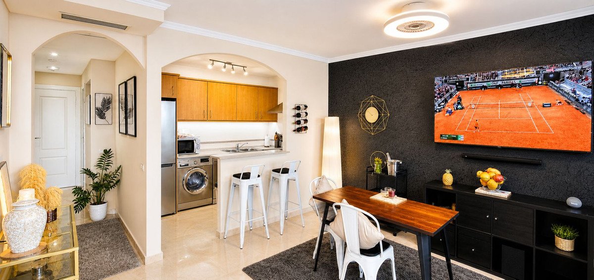 2 Bed Middle Floor Apartment in La Duquesa