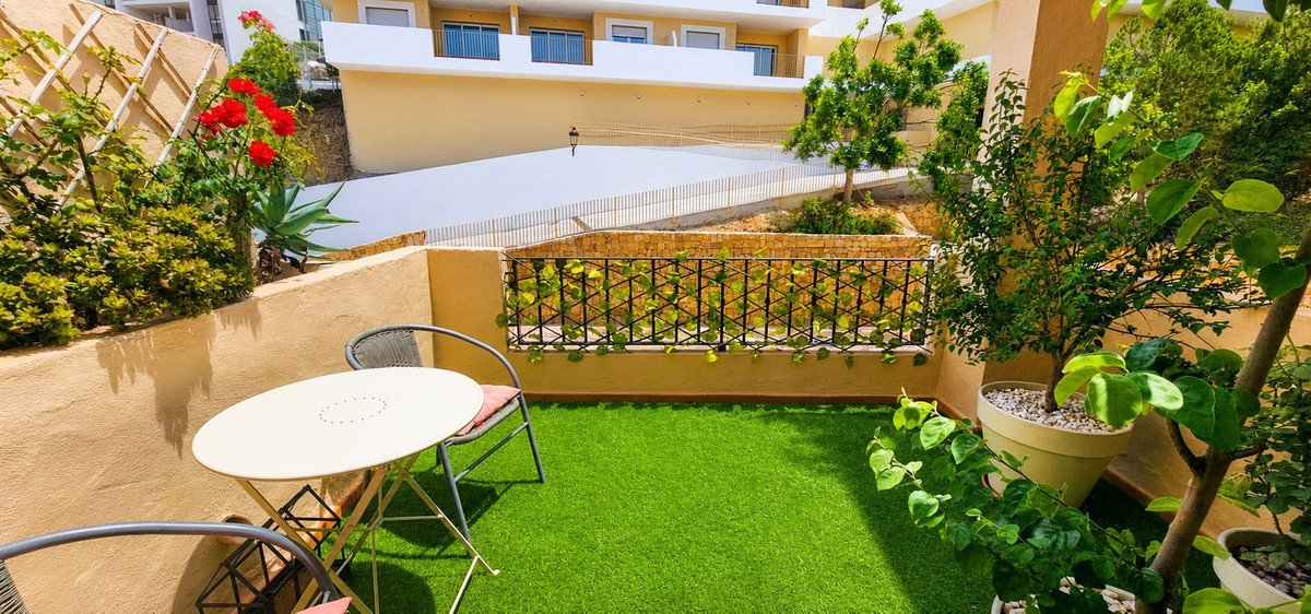 2 Bed Middle Floor Apartment in La Duquesa