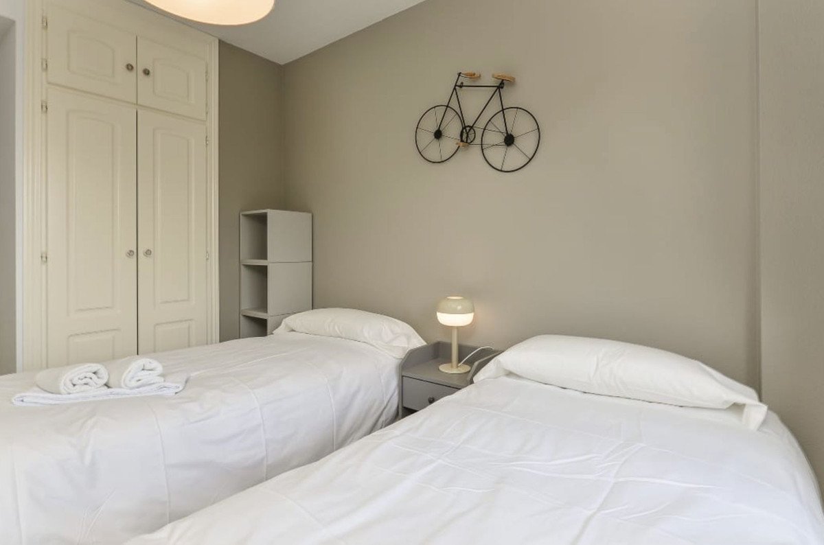 2 Bed Middle Floor Apartment in La Duquesa