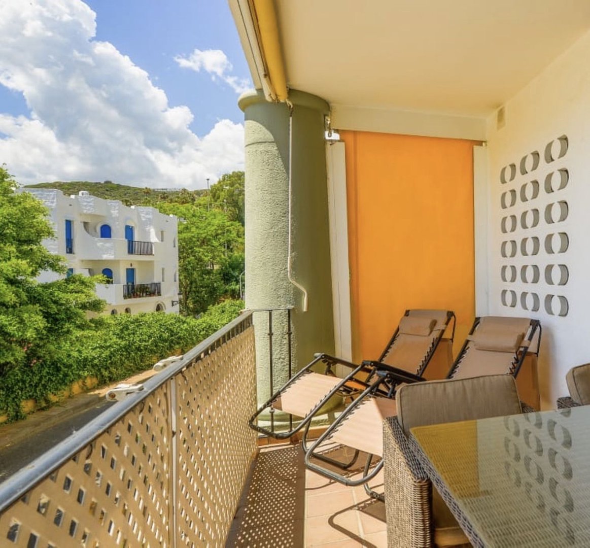 2 Bed Middle Floor Apartment in La Duquesa