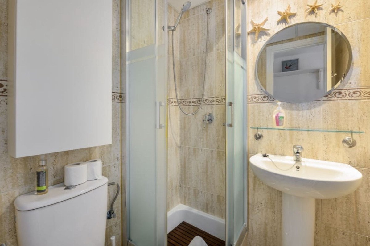 2 Bed Middle Floor Apartment in La Duquesa
