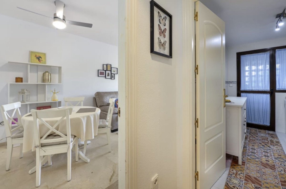 2 Bed Middle Floor Apartment in La Duquesa