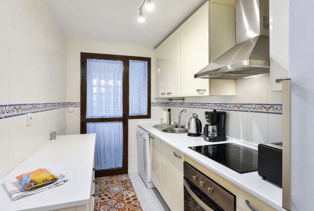 2 Bed Middle Floor Apartment in La Duquesa