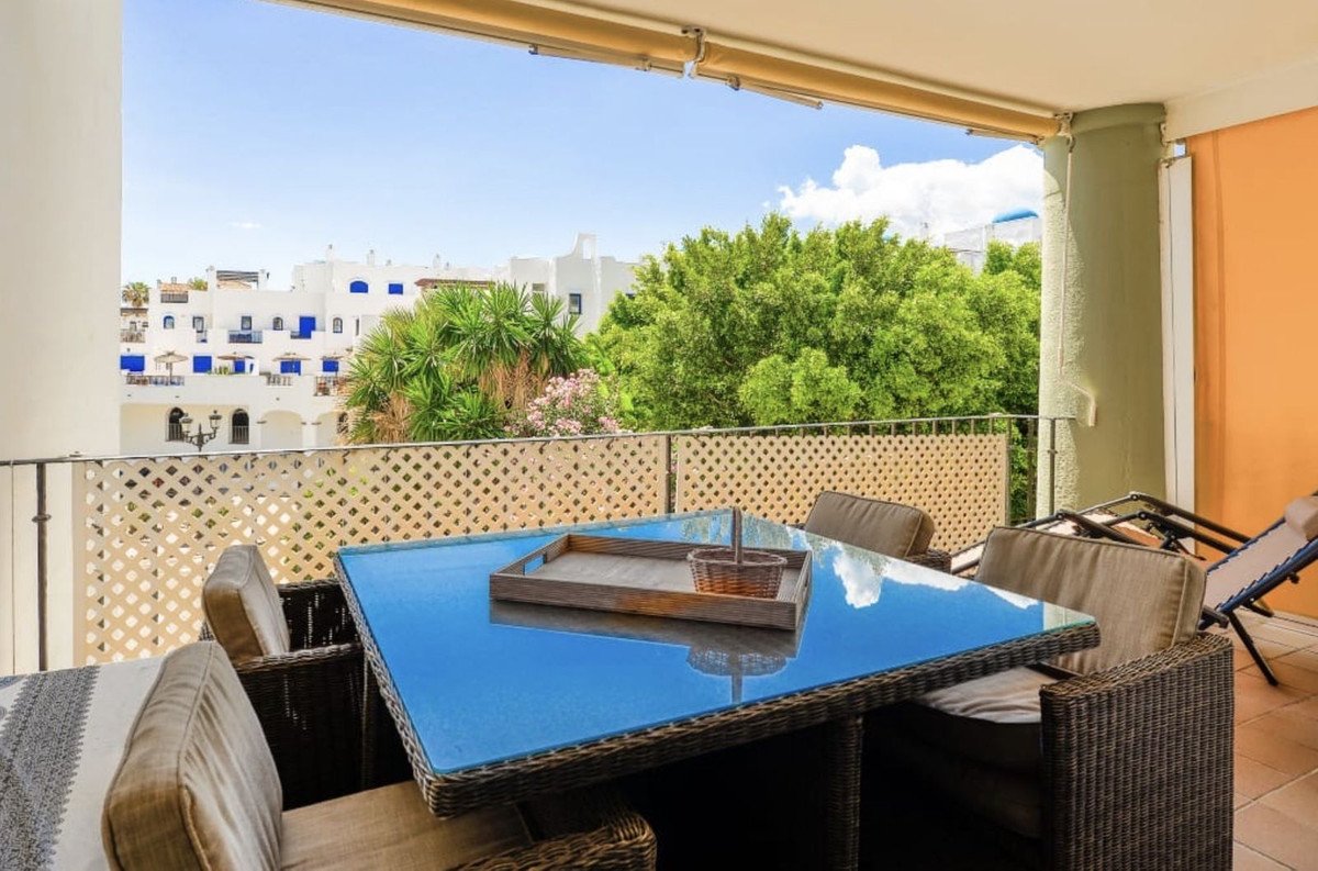 2 Bed Middle Floor Apartment in La Duquesa