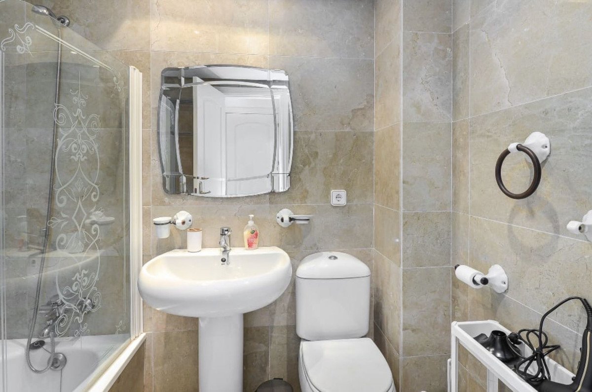 2 Bed Middle Floor Apartment in La Duquesa