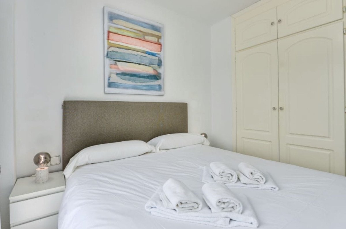 2 Bed Middle Floor Apartment in La Duquesa