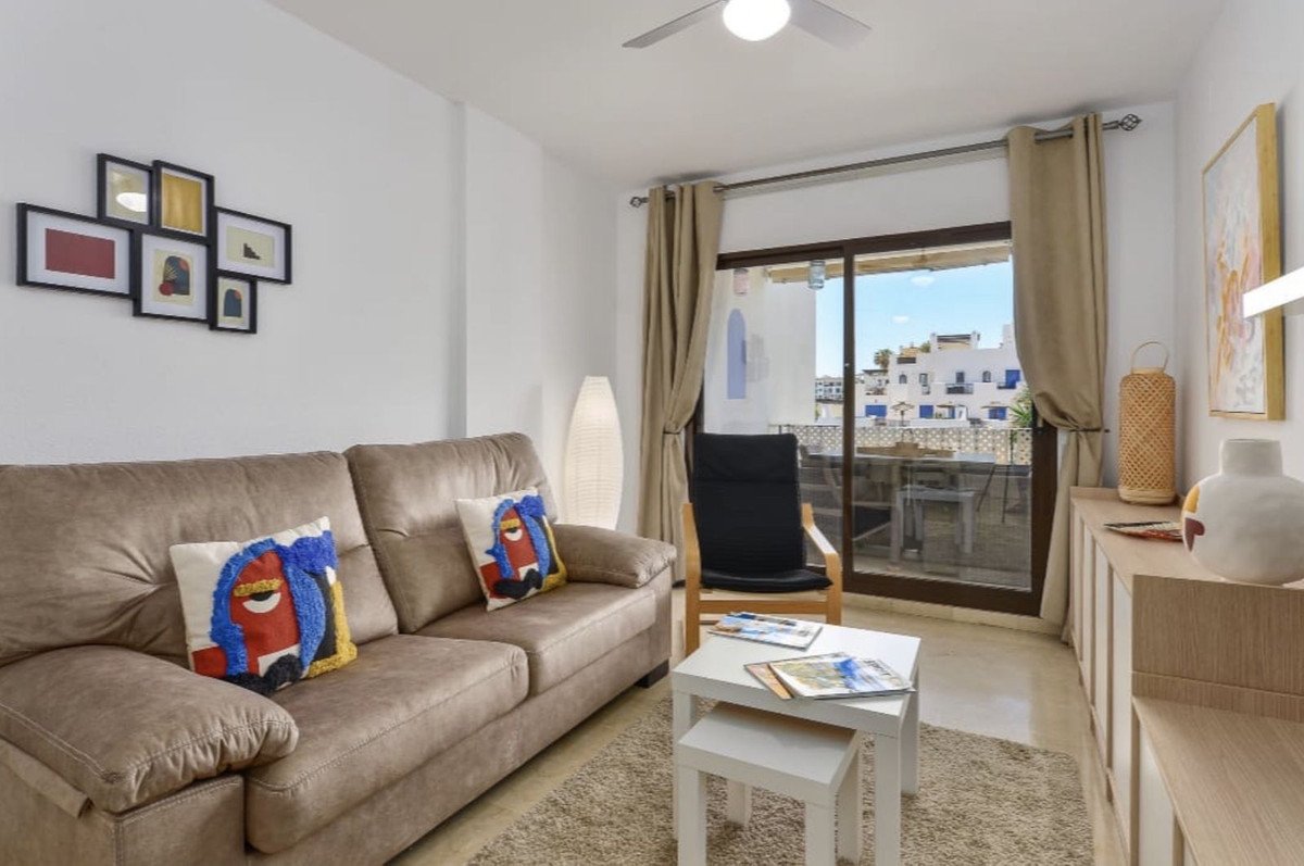 2 Bed Middle Floor Apartment in La Duquesa