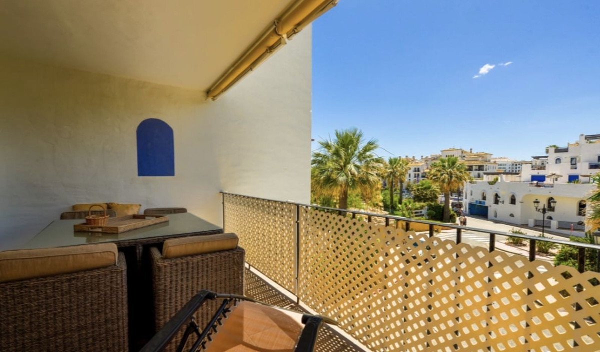 2 Bed Middle Floor Apartment in La Duquesa