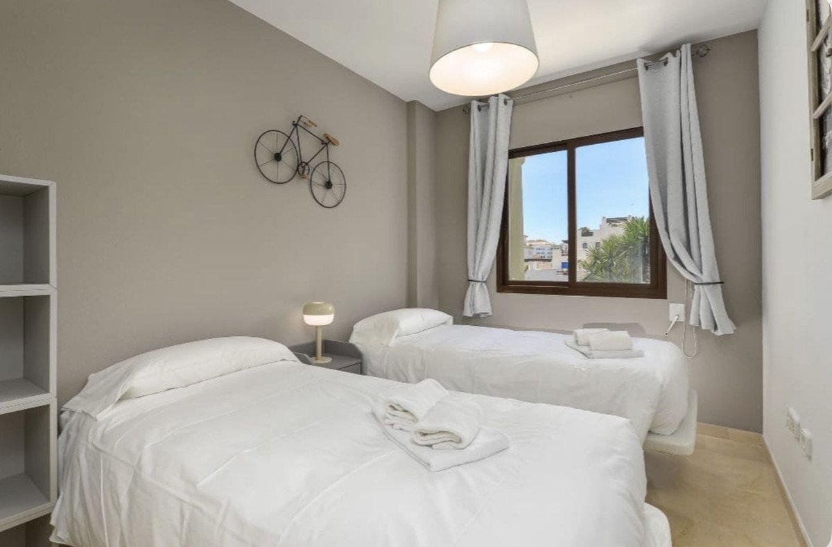 2 Bed Middle Floor Apartment in La Duquesa