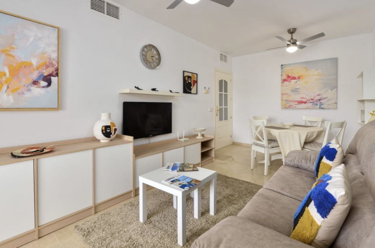 2 Bed Middle Floor Apartment in La Duquesa