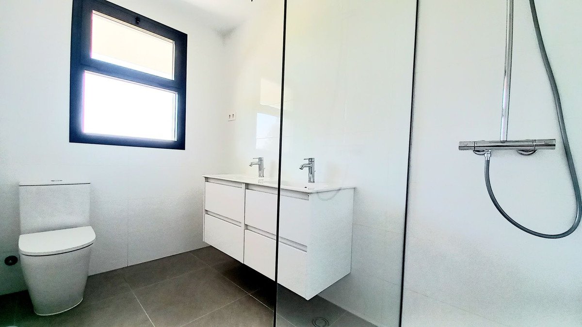 2 Bed Ground Floor Apartment in El Chaparral
