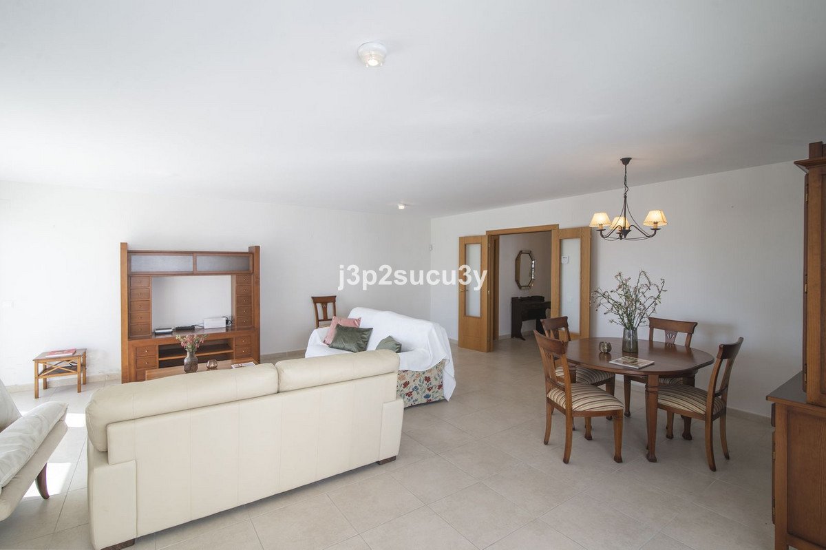 4 Bed Middle Floor Apartment in La Campana