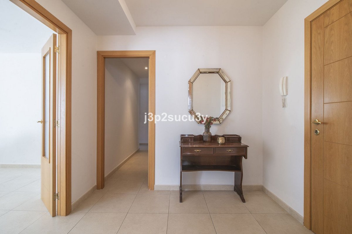 4 Bed Middle Floor Apartment in La Campana