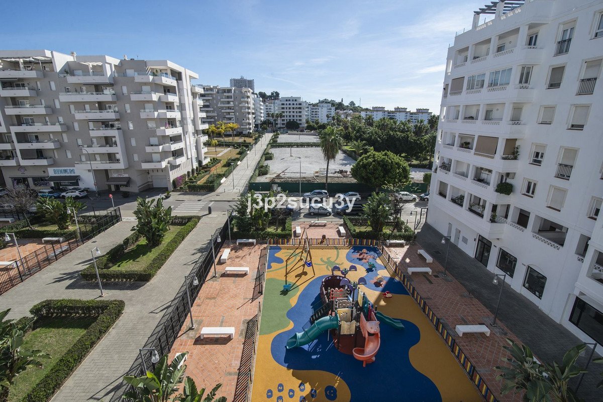 4 Bed Middle Floor Apartment in La Campana