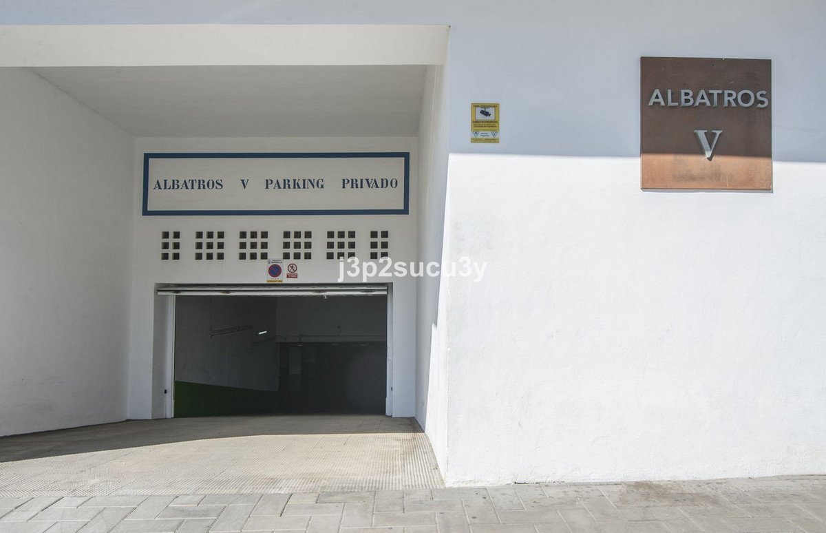 4 Bed Middle Floor Apartment in La Campana
