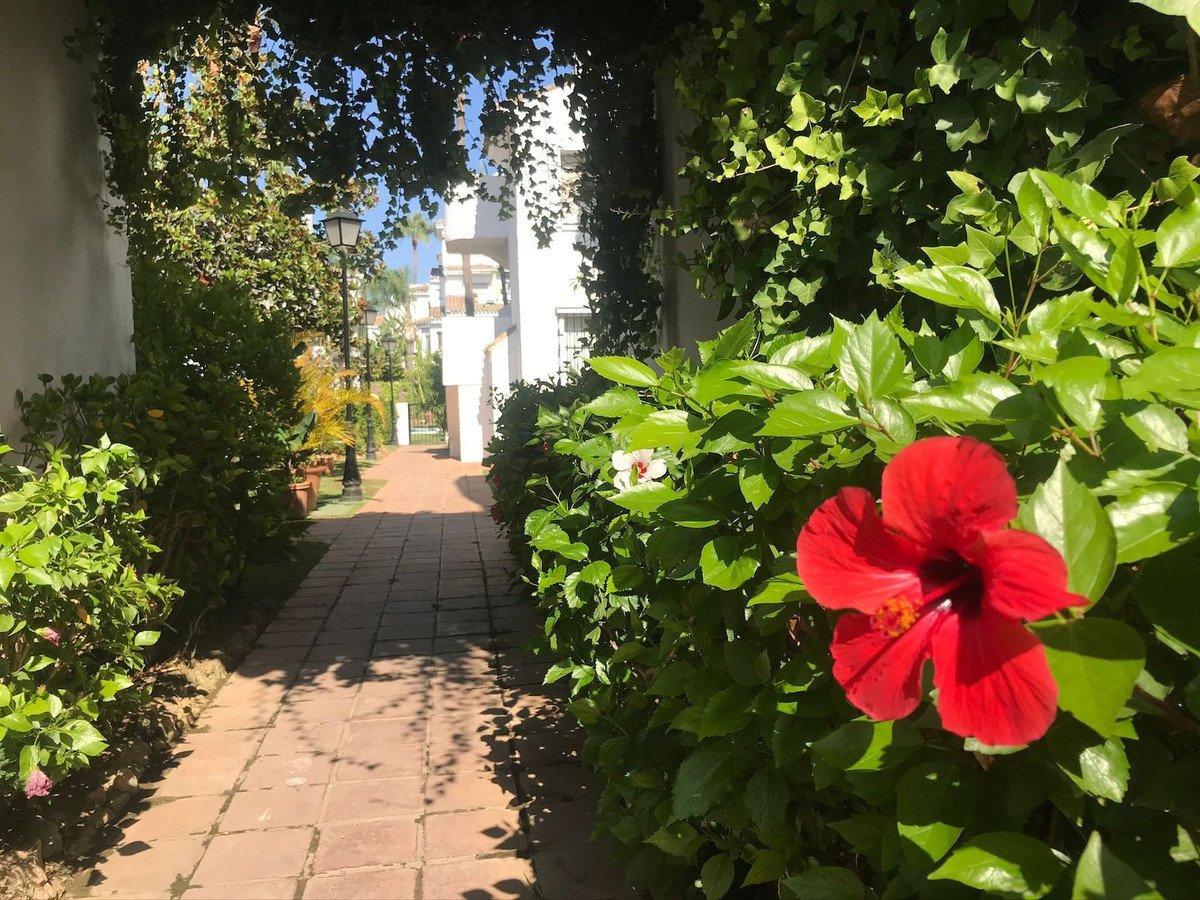 2 Bed Middle Floor Apartment in Nueva Andalucía
