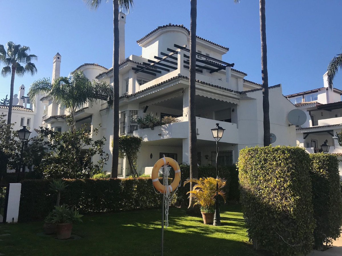 2 Bed Middle Floor Apartment in Nueva Andalucía