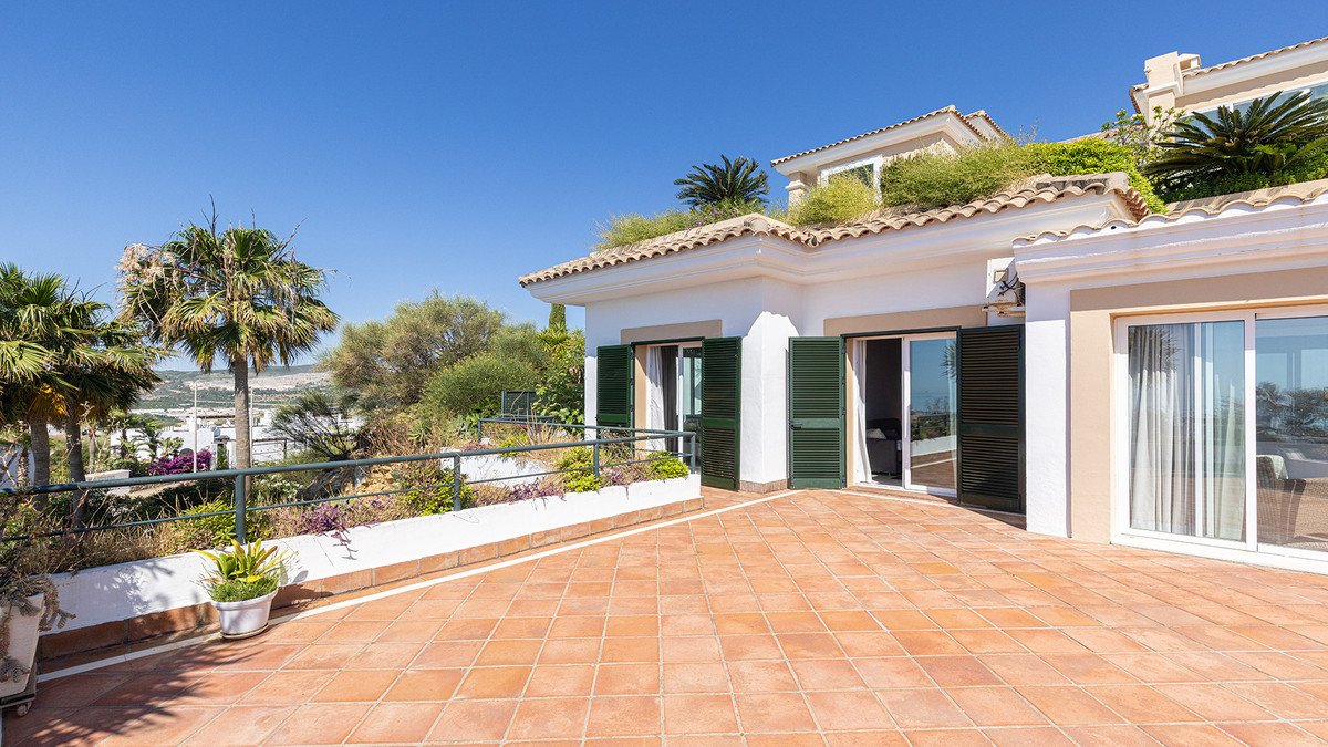 3 Bed Middle Floor Apartment in Doña Julia