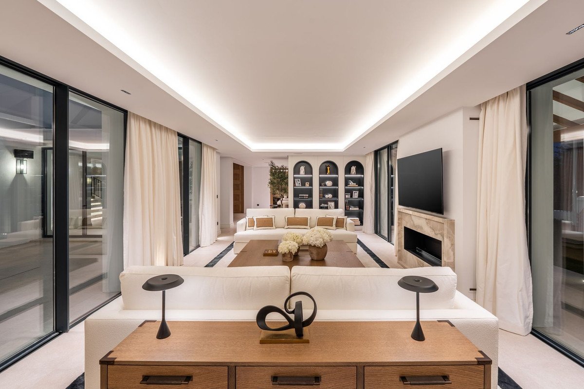 5 Bed Detached Villa in Las Brisas