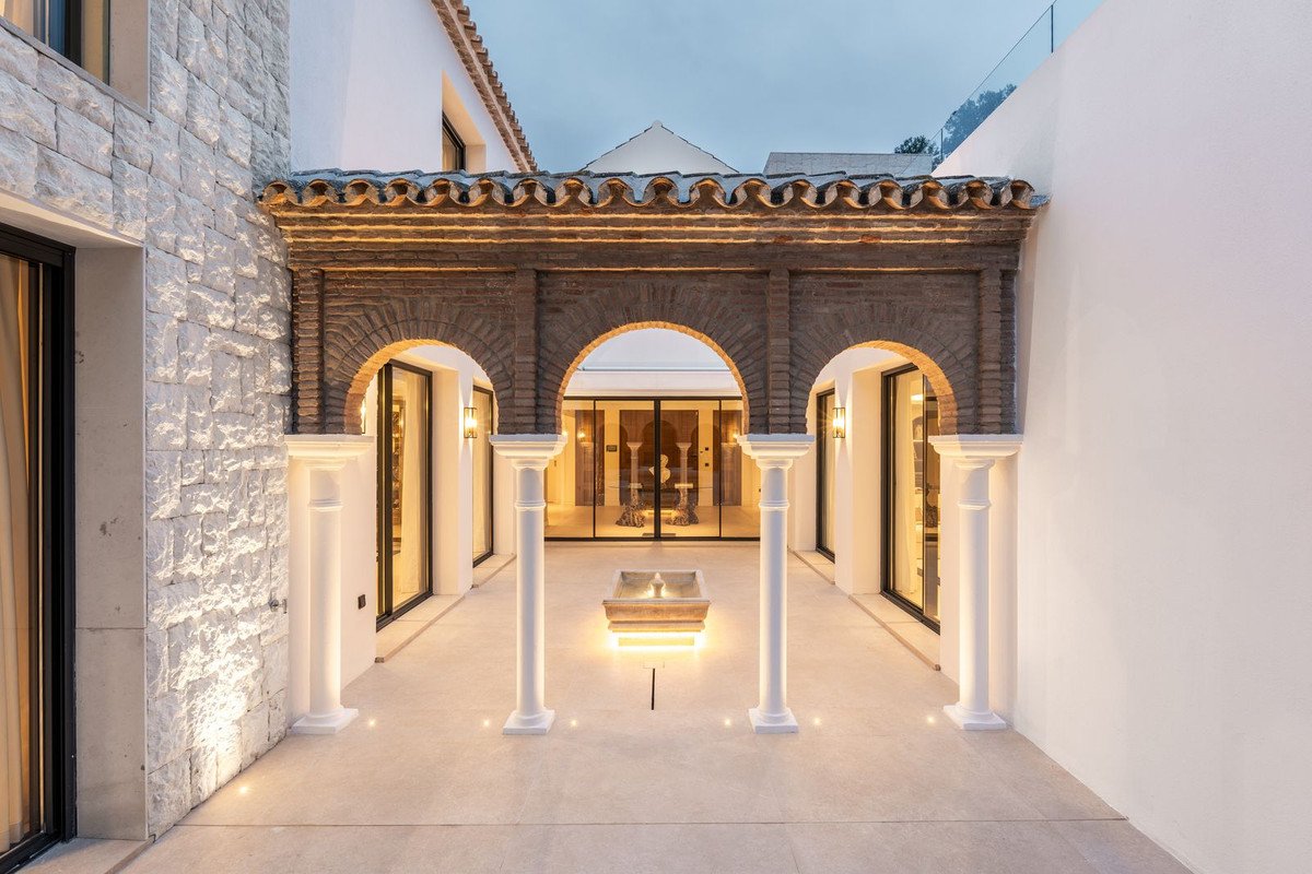 5 Bed Detached Villa in Las Brisas
