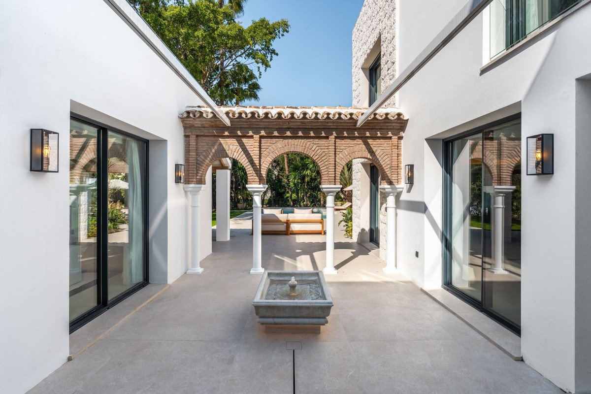 5 Bed Detached Villa in Las Brisas